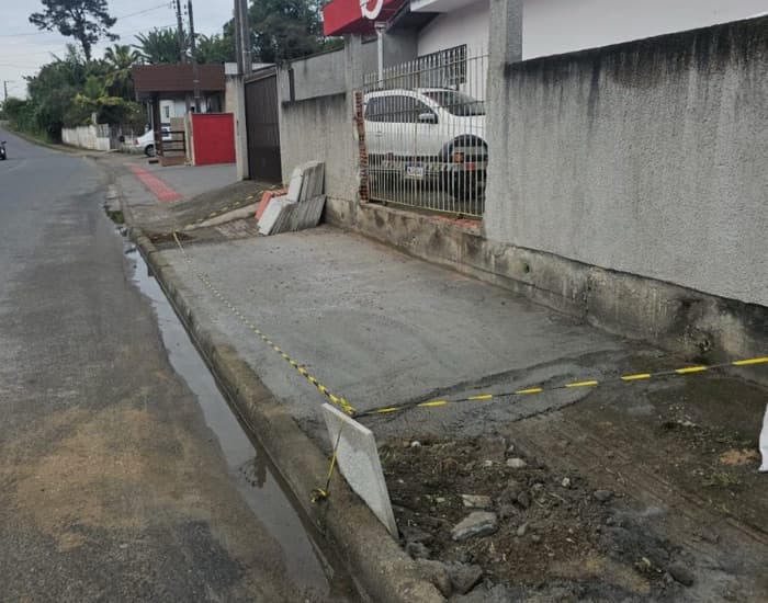 Morador constrói rampa para barrar ponto de ônibus na Grande Florianópolis