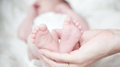 Amor e coragem: pai realiza parto da própria filha dentro de carro a caminho do hospital