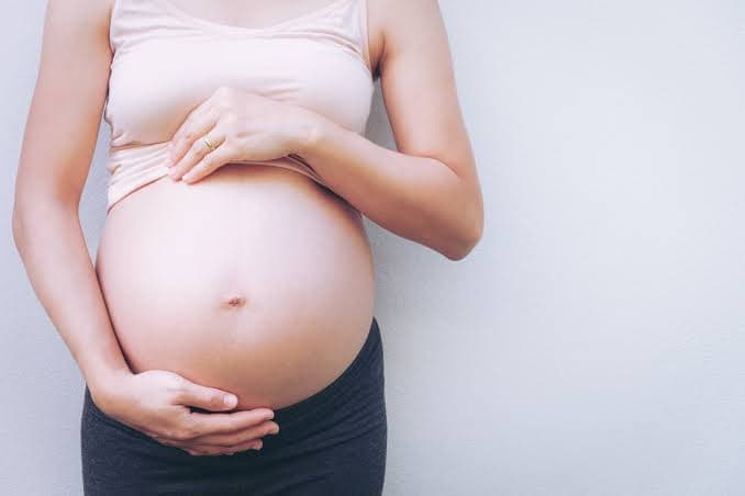 Gestante leva soco na barriga de morador de rua após marido negar cigarro