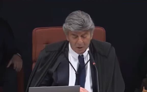 URGENTE – “Incompetência absoluta”: Fux pede nulidade total do julgamento de Bolsonaro