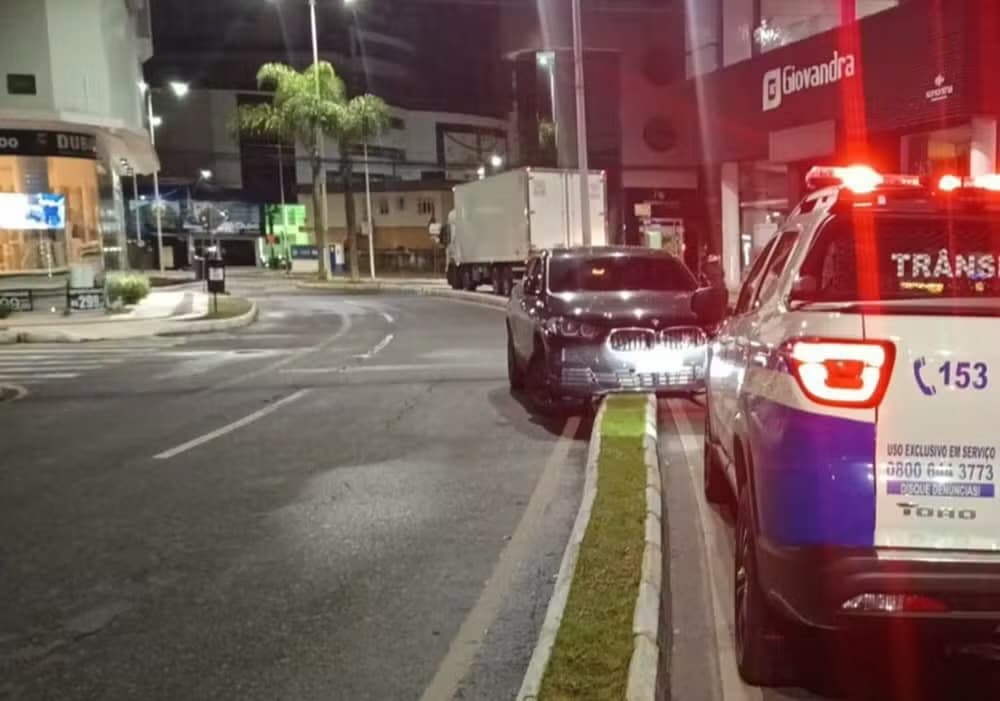 Motorista abandona carro de luxo de R$ 400 mil em avenida de Balneário Camboriú