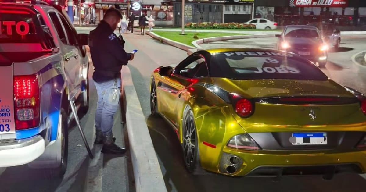 GPS “confunde” motorista e Ferrari para na ciclofaixa em Balneário Camboriú