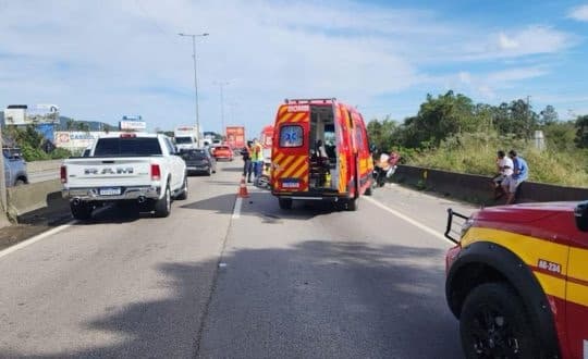 Motociclista morre em grave acidente com carro na BR-101 em Itapema