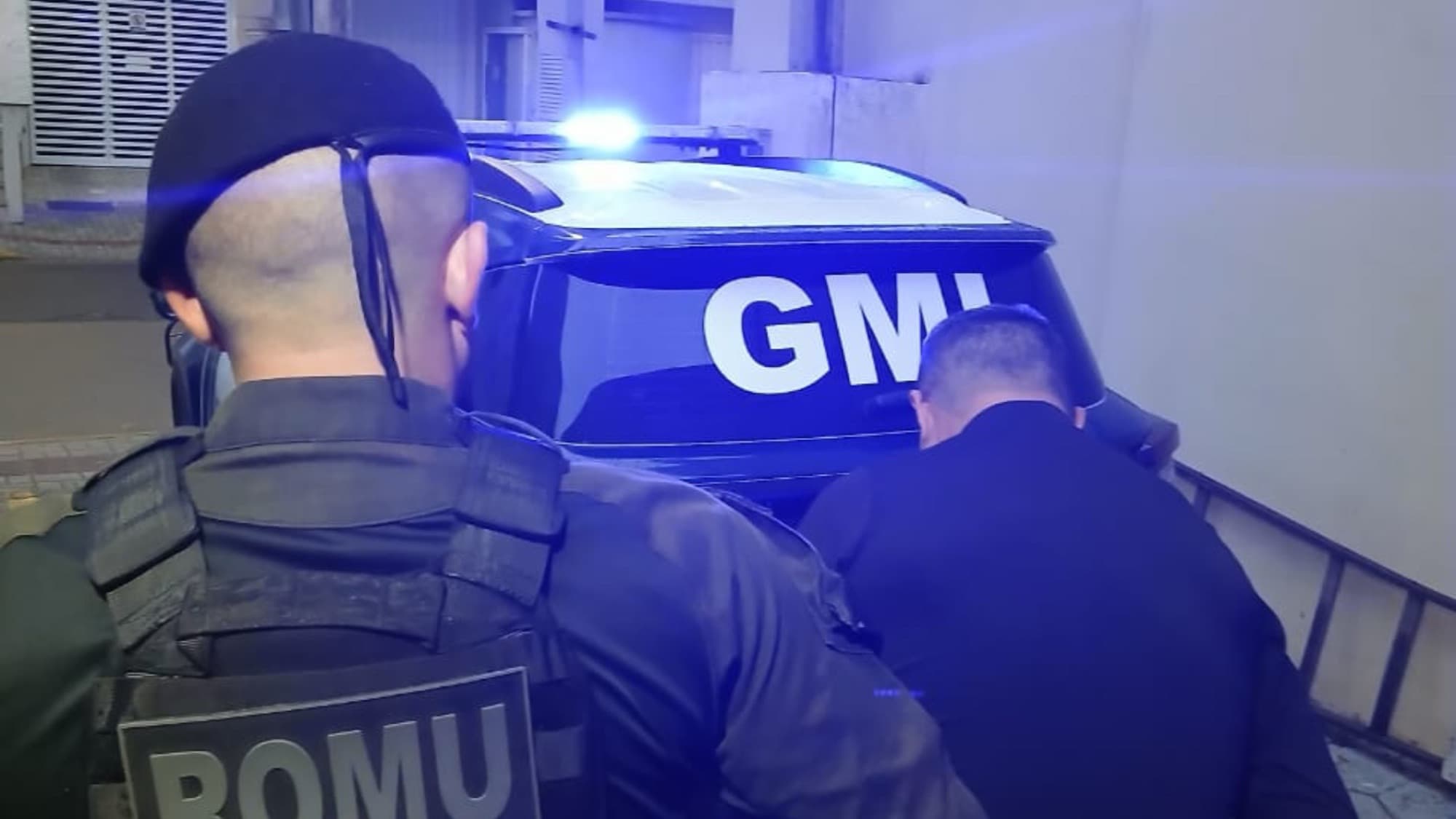 Mãe se tranca em quarto com filha para escapar de violência dentro de casa em Itapema