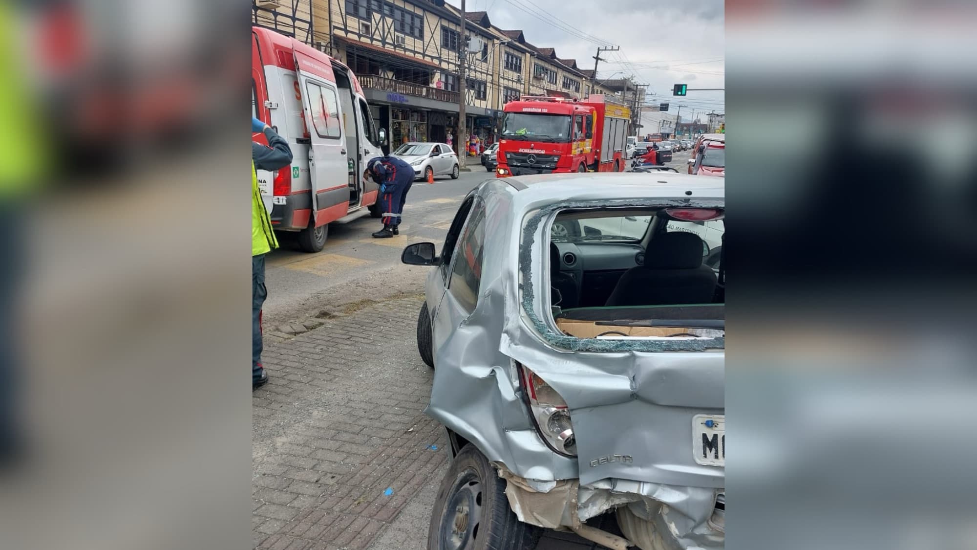 Ambulância do SAMU bate em carro em Blumenau e motorista fica ferido
