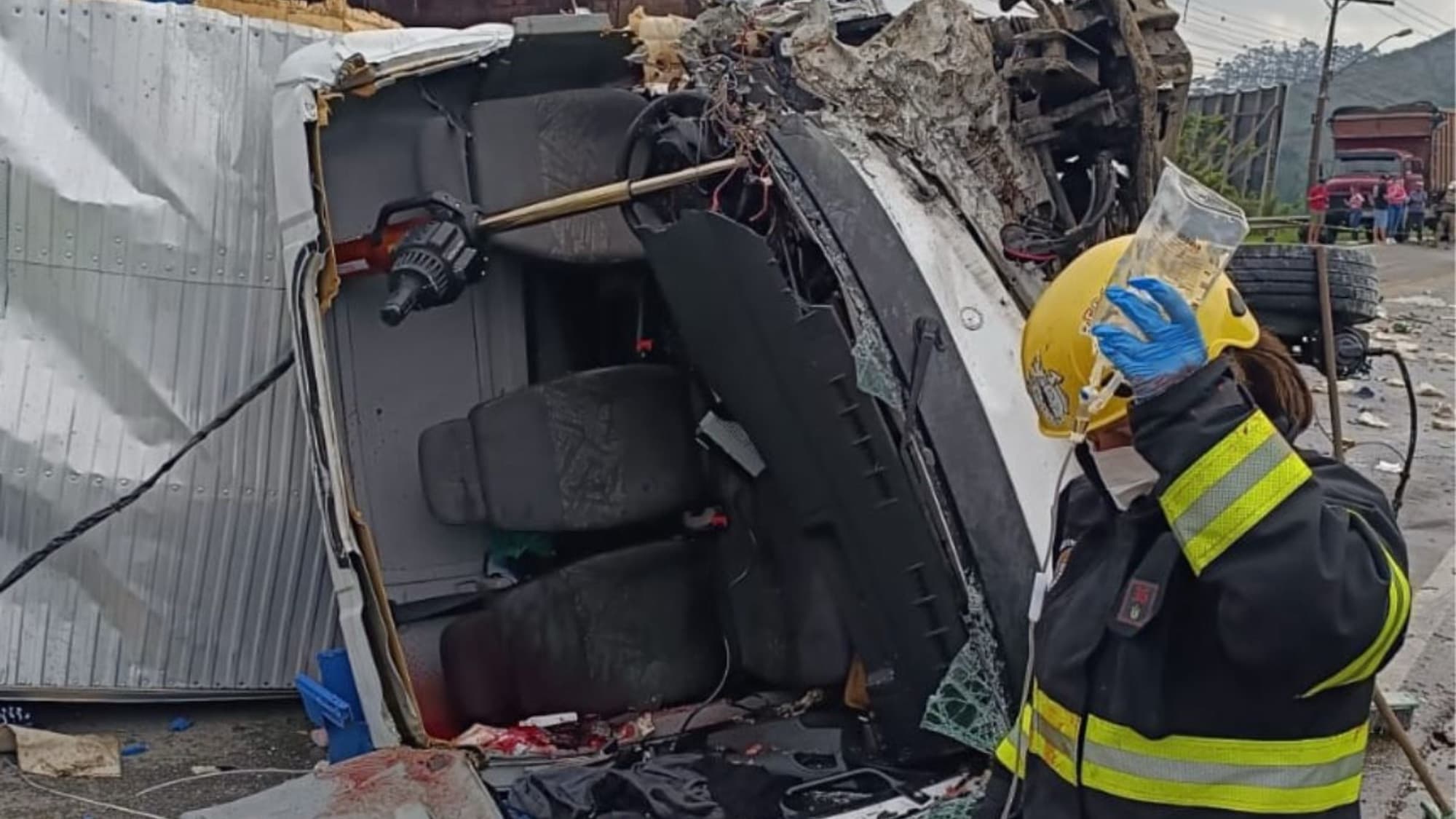 Caminhoneiro fica preso às ferragens em colisão brutal que paralisa a Jorge Lacerda