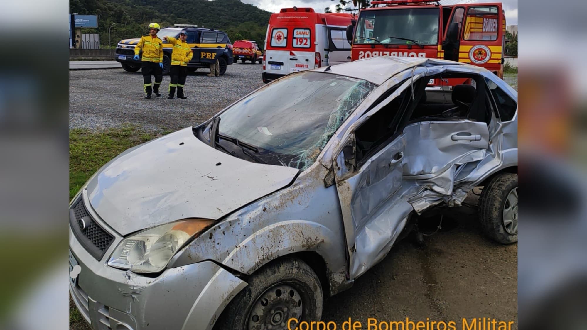 Violenta batida na BR-470 termina em capotamento e cinco feridos em Gaspar