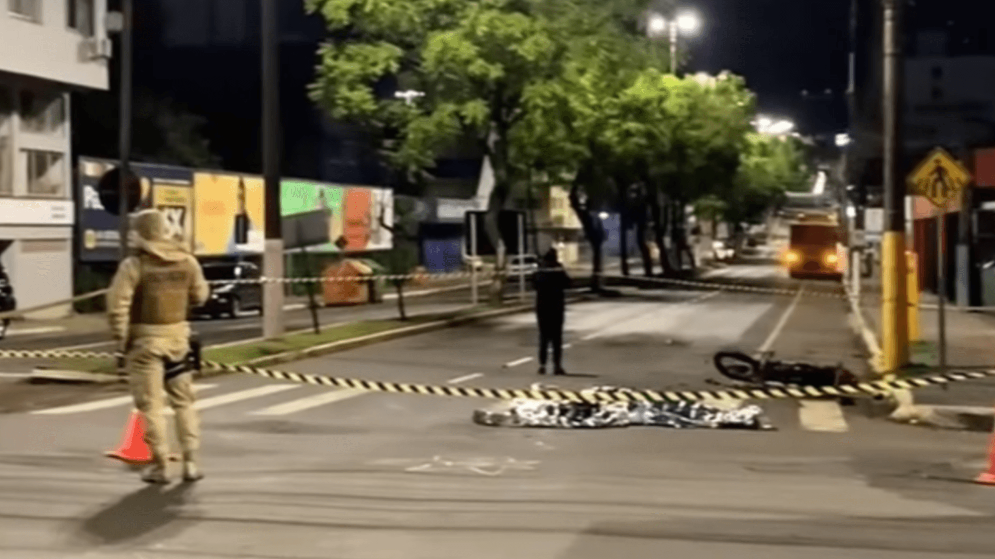 Motociclista morre e outro fica gravemente ferido em colisão com carreta em SC