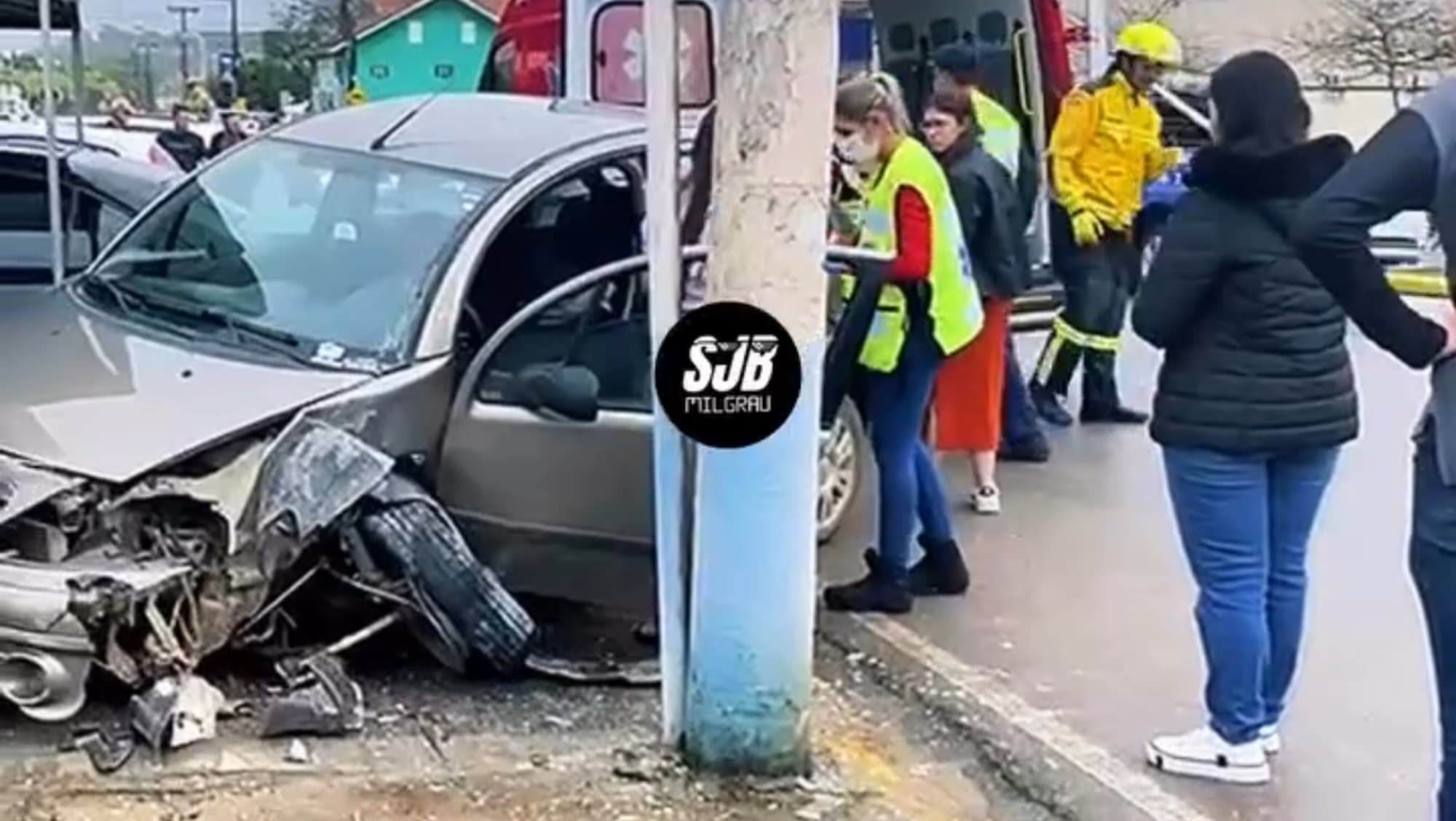 Mulher passa mal ao volante e provoca acidente em Canelinha