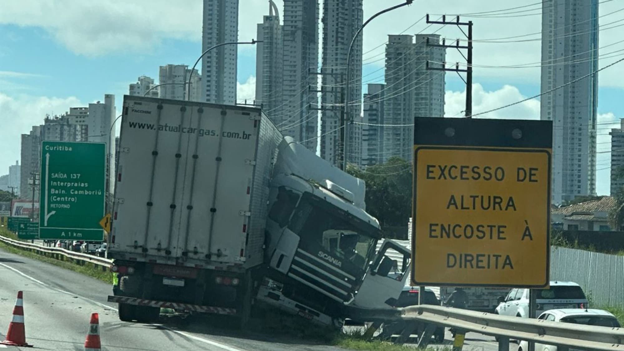 Caminhão faz “L” e causa lentidão na BR-101 em Balneário Camboriú