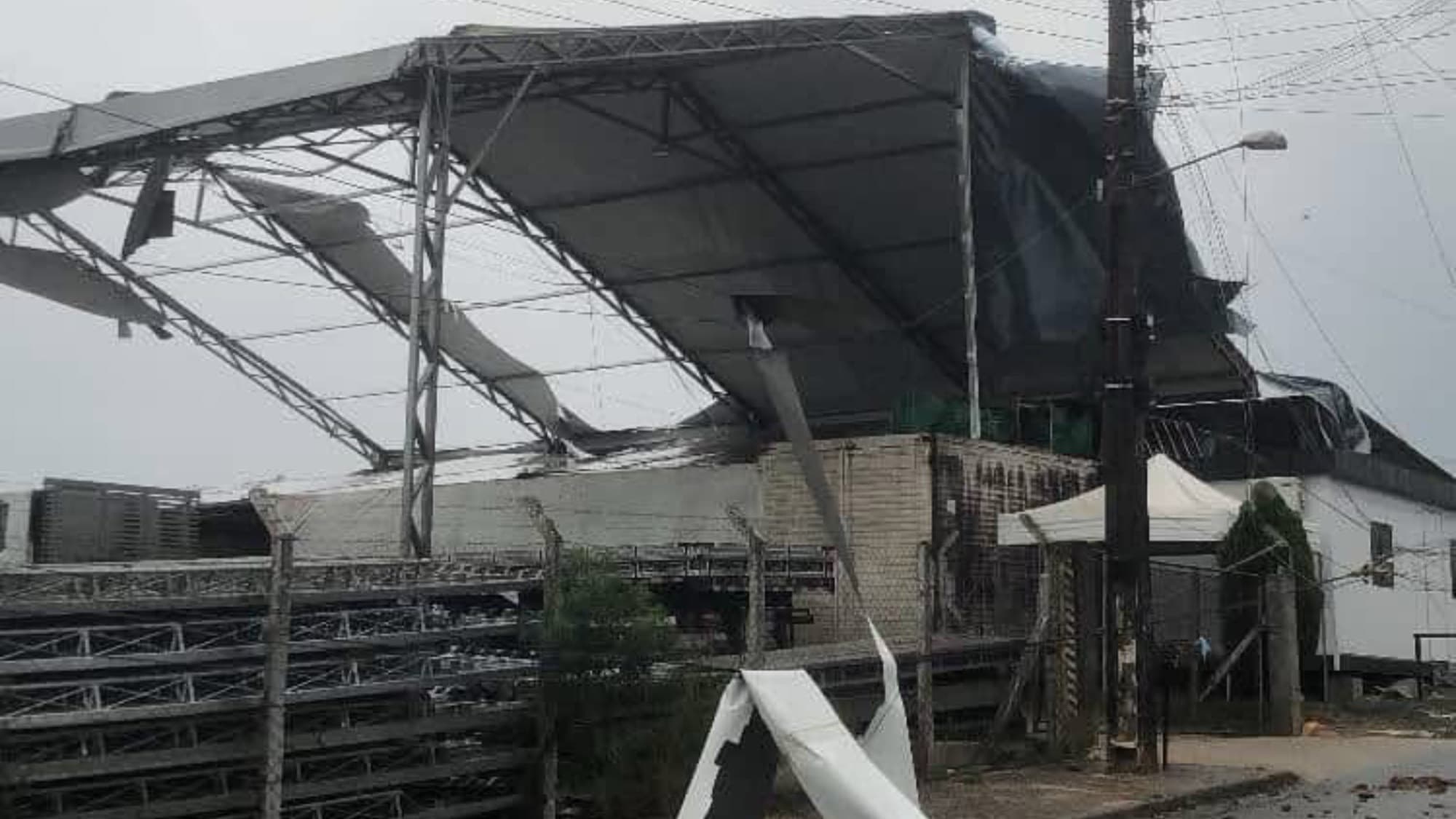 Tempestade deixa rastro de destruição em cidades de SC