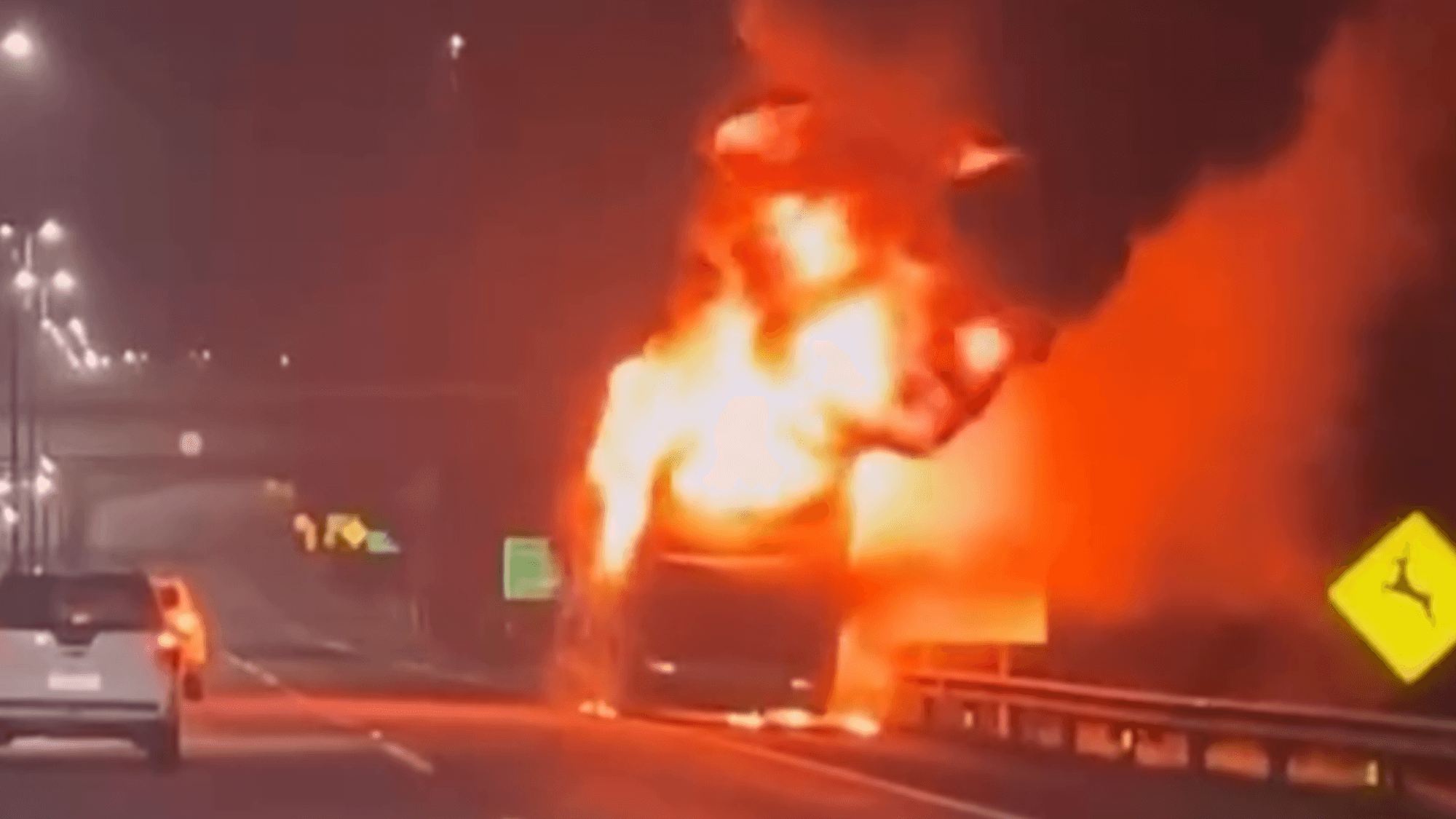 Ônibus com atletas de natação pega fogo na BR-101