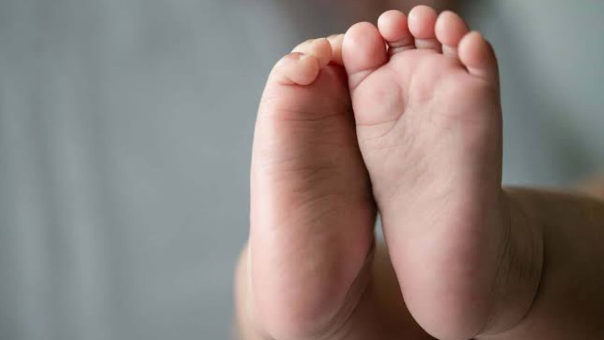 Criança de 1 ano é salva por diretora após se engasgar com pedaço de carne em creche
