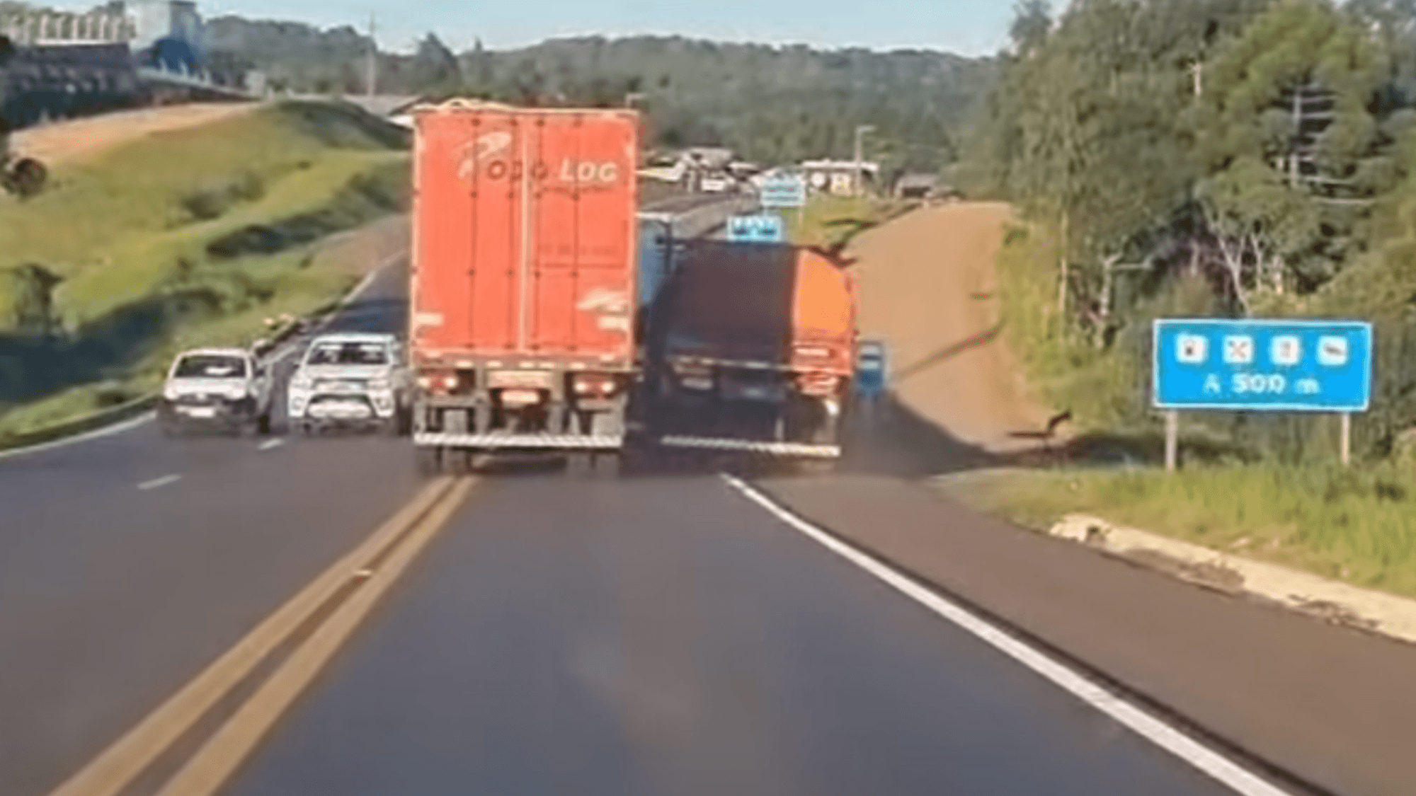 Caminhoneiros arriscam vidas durante “racha” em rodovia de SC
