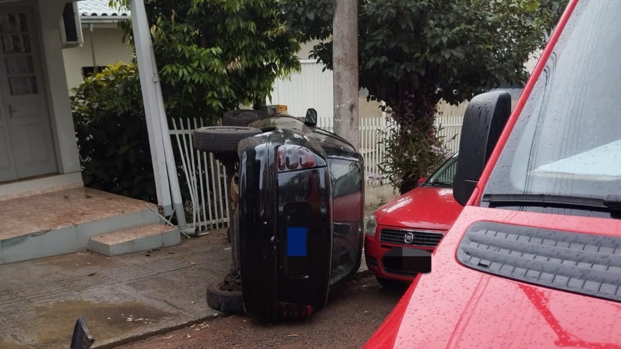 Carro desce rampa e capota com menina de 2 anos em SC