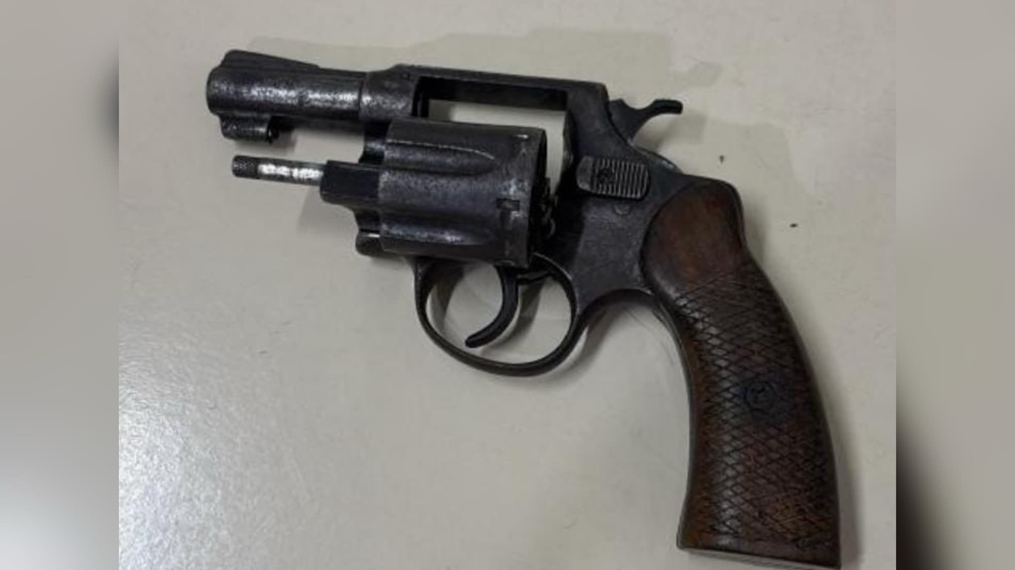 Homem é preso após ameaçar clientes com revólver em bar de Indaial