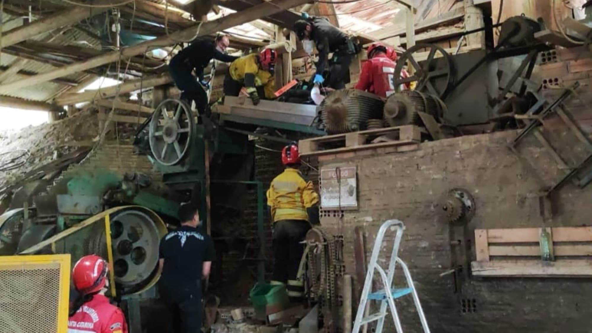 Trabalhador cai em triturador de cerâmica e sofre ferimentos graves em SC