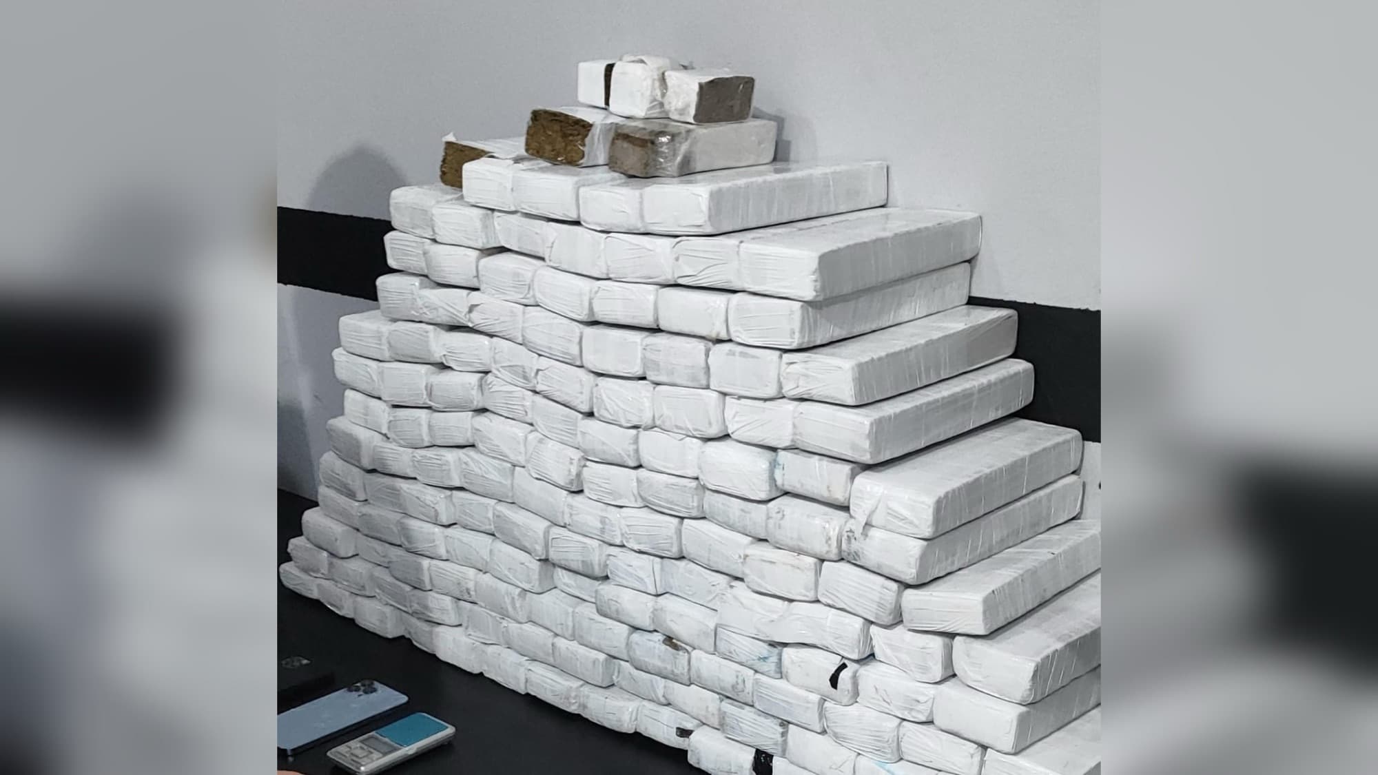 PM encontra depósito de drogas em Camboriú e apreende 84kg de maconha