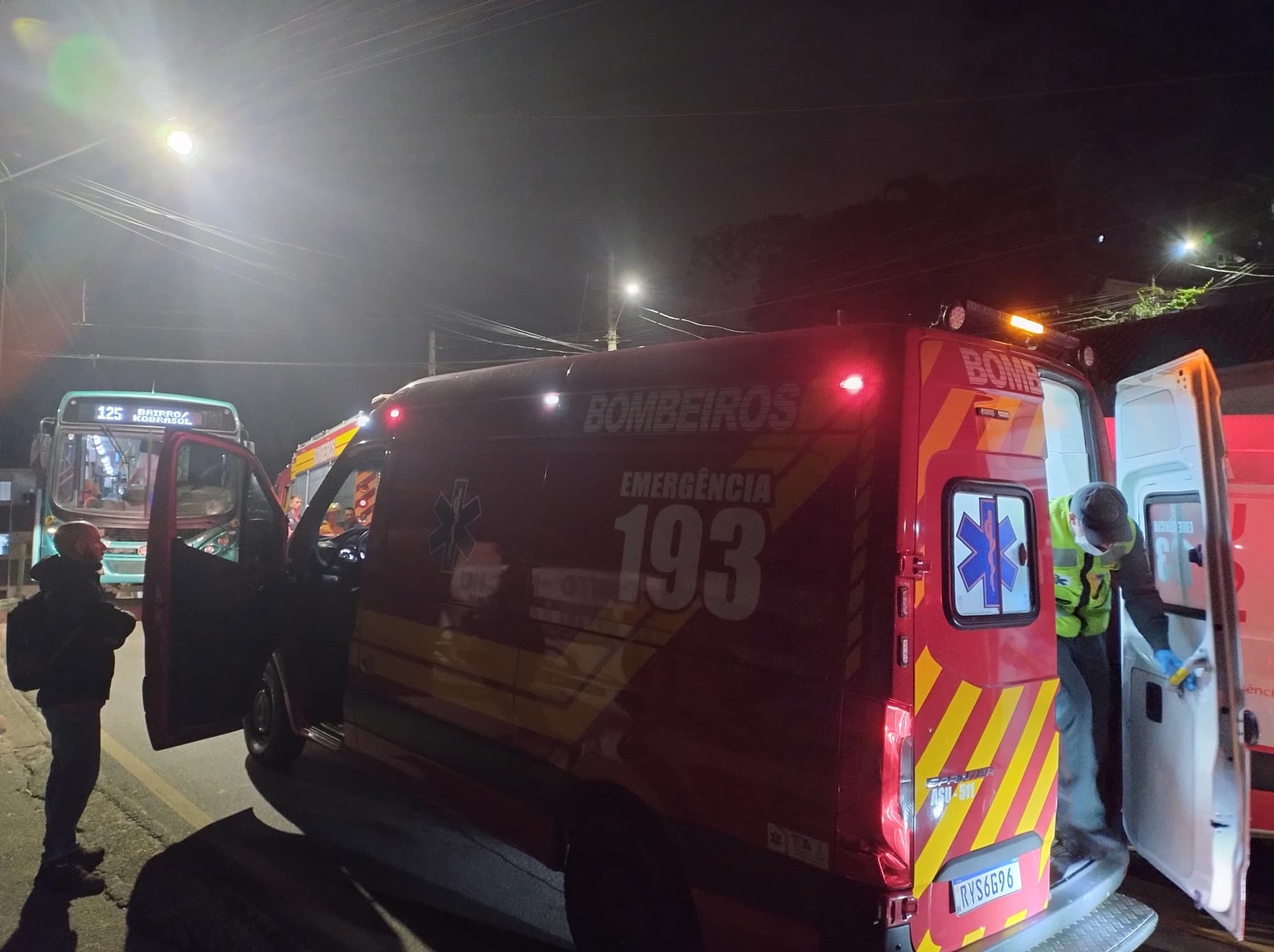 Acidente entre bicicleta e ônibus deixa idoso gravemente ferido em São José