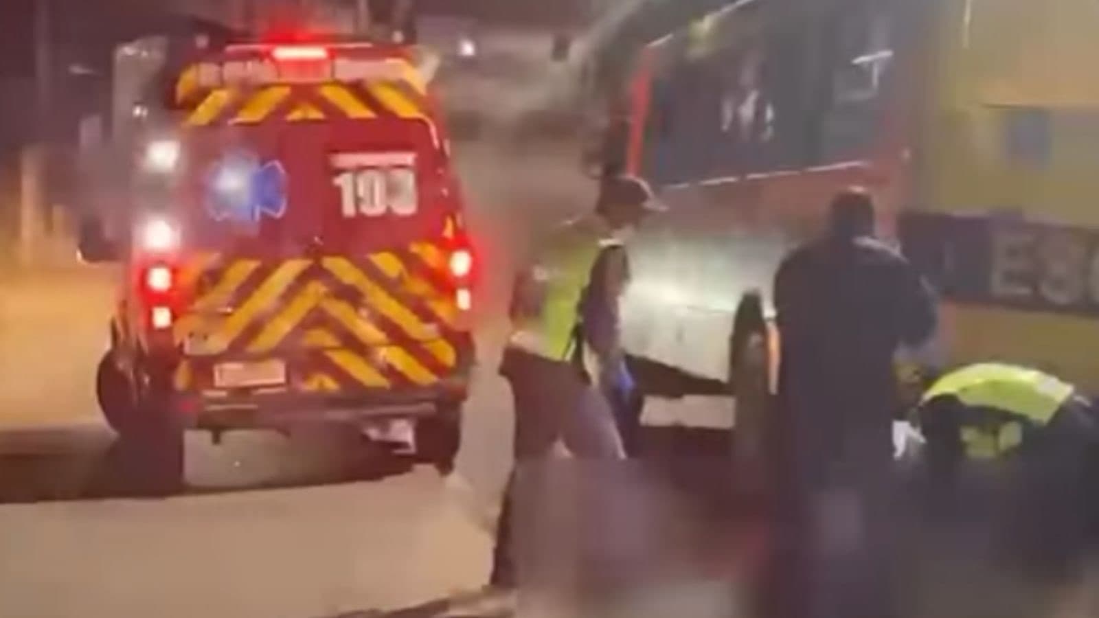 Motociclista é arrastada por ônibus após colisão com carro em São João Batista