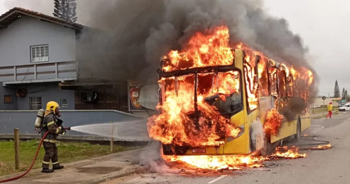 “Assustador”: incêndio em ônibus provoca pânico entre moradores e passageiros em SC