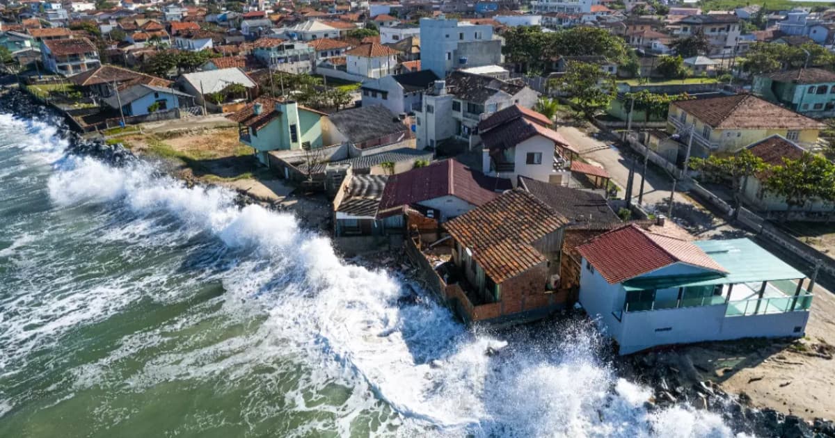 Cidade de SC decreta emergência após mar “engolir” praia e avançar sobre casas