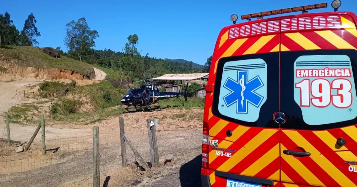 Carro bate em poste e deixa mãe e duas crianças feridas em SC