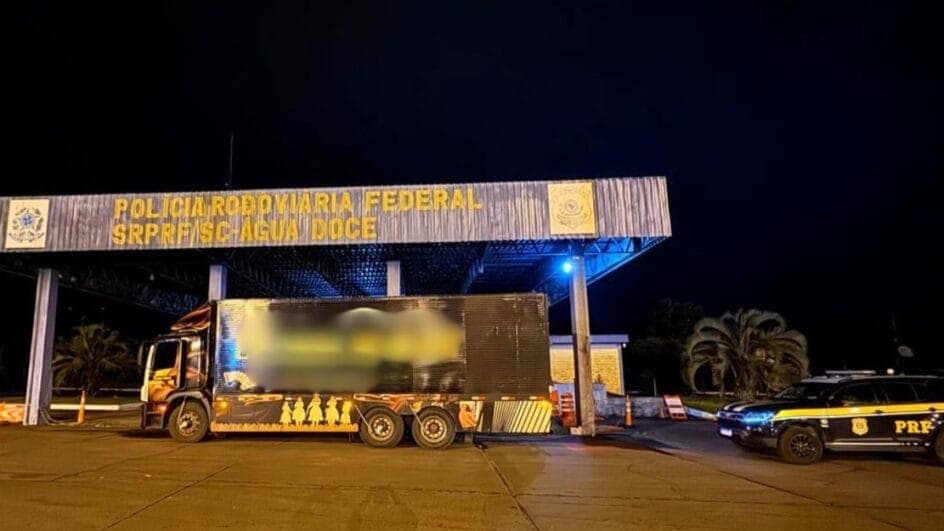 Caminhão de “banda musical” é flagrado com 8 toneladas de carga inusitada em SC