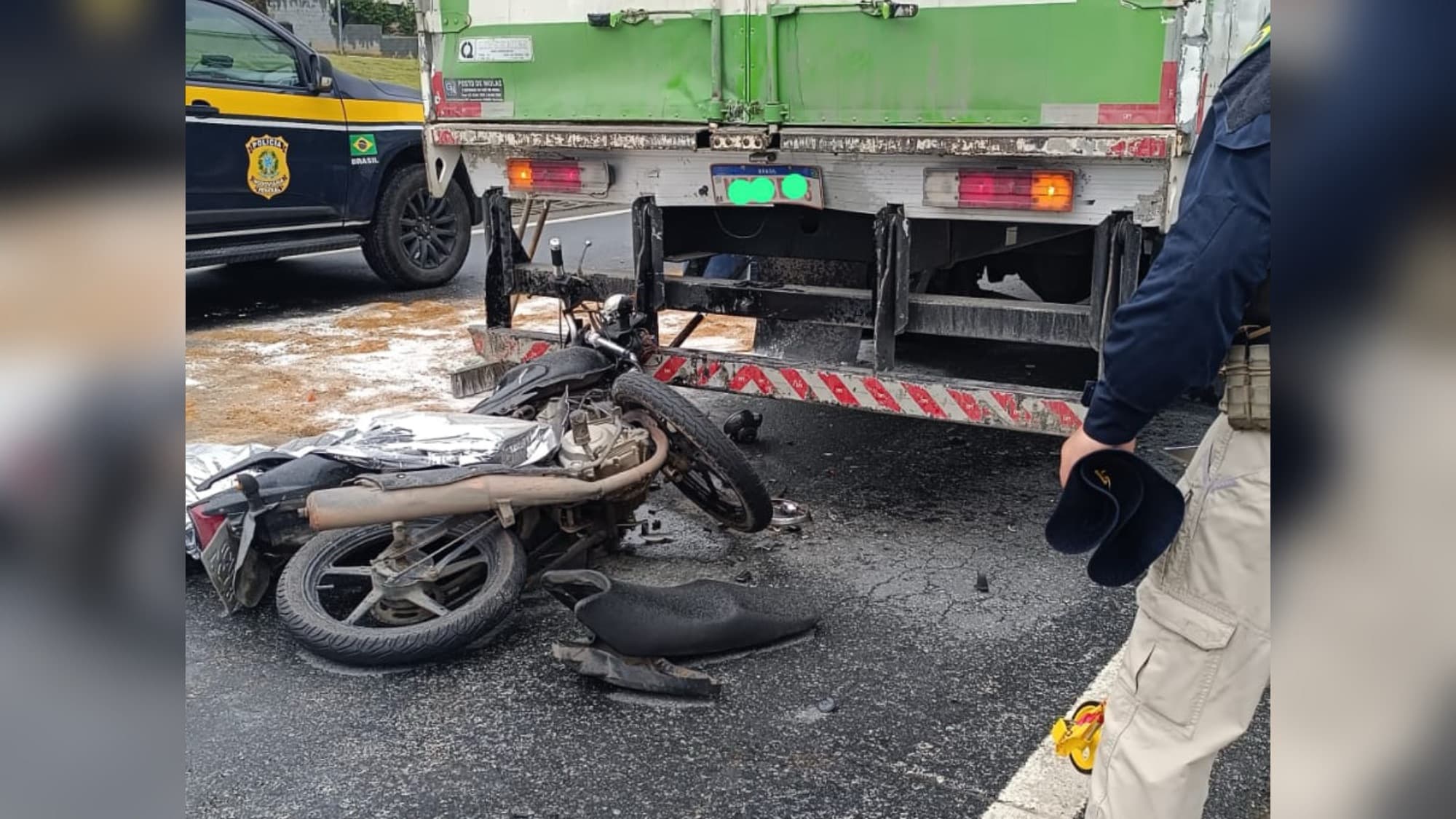 Motociclista morre após bater em caminhão parado na BR-470, em Gaspar