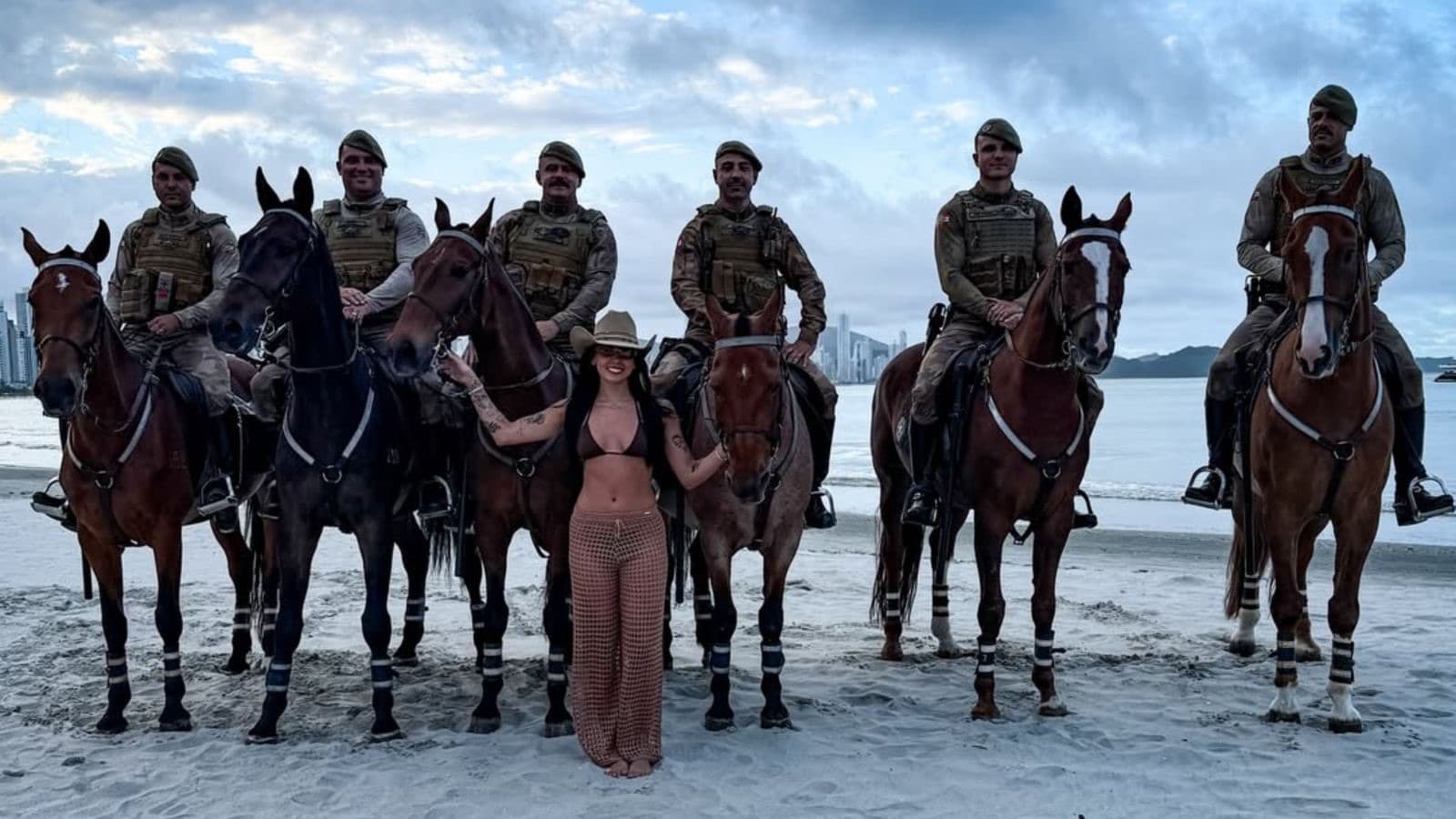 Cantora Ana Castela registra foto com policiais durante gravação em BC