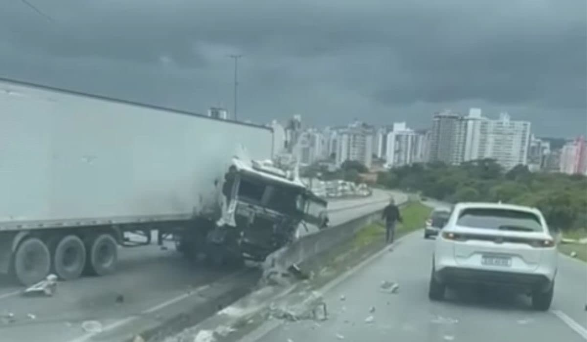 Acidente com carreta interdita faixas e causa longo congestionamento na Grande Florianópolis
