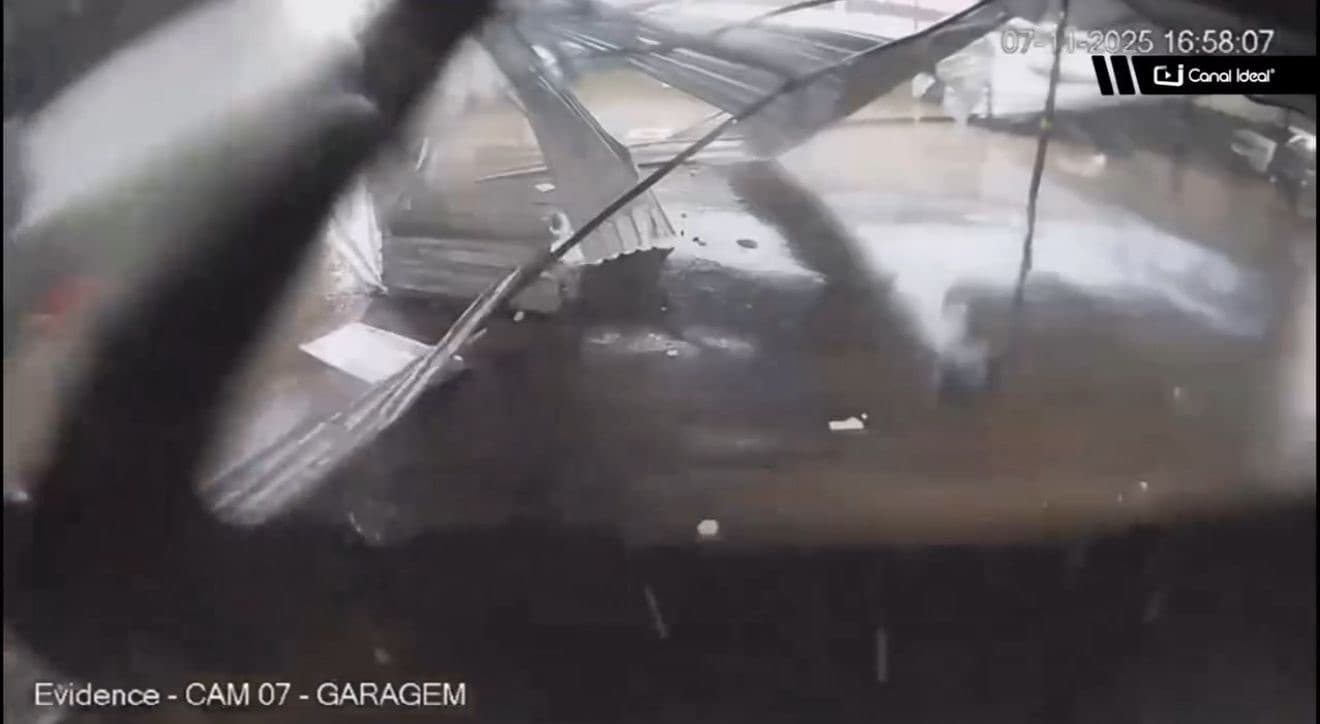 Câmeras registram momento que tornado arranca telhado de garagem em SC: “impressionante”