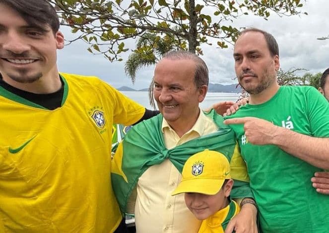 Carlos não pode recuar da disputa em SC, diz Eduardo: “seria derrota do Bolsonaro”