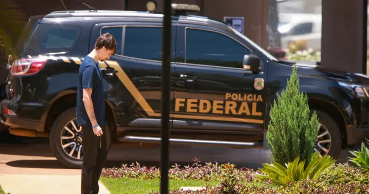 Jair Renan visita Bolsonaro na prisão e cobra ação de políticos aliados: “se elegeram nas costas”