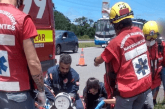Motociclista morre após ser lançada contra mureta em acidente na BR-470