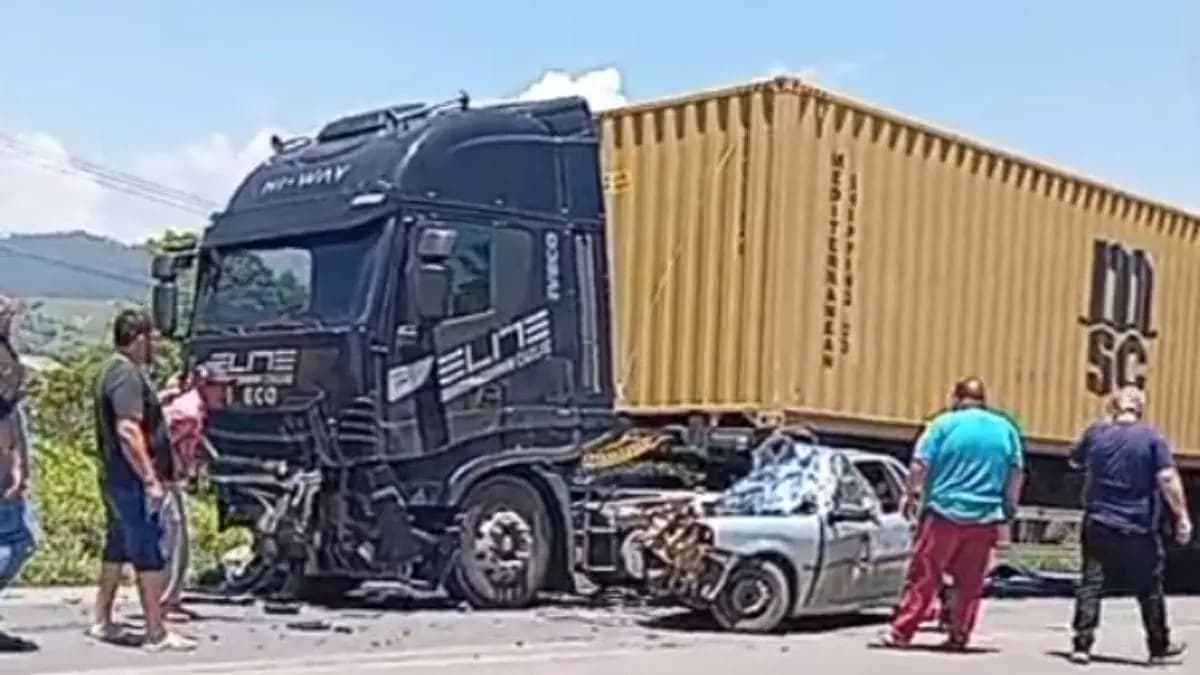 URGENTE: Duas pessoas morrem em SC após carro bater de frente com carreta