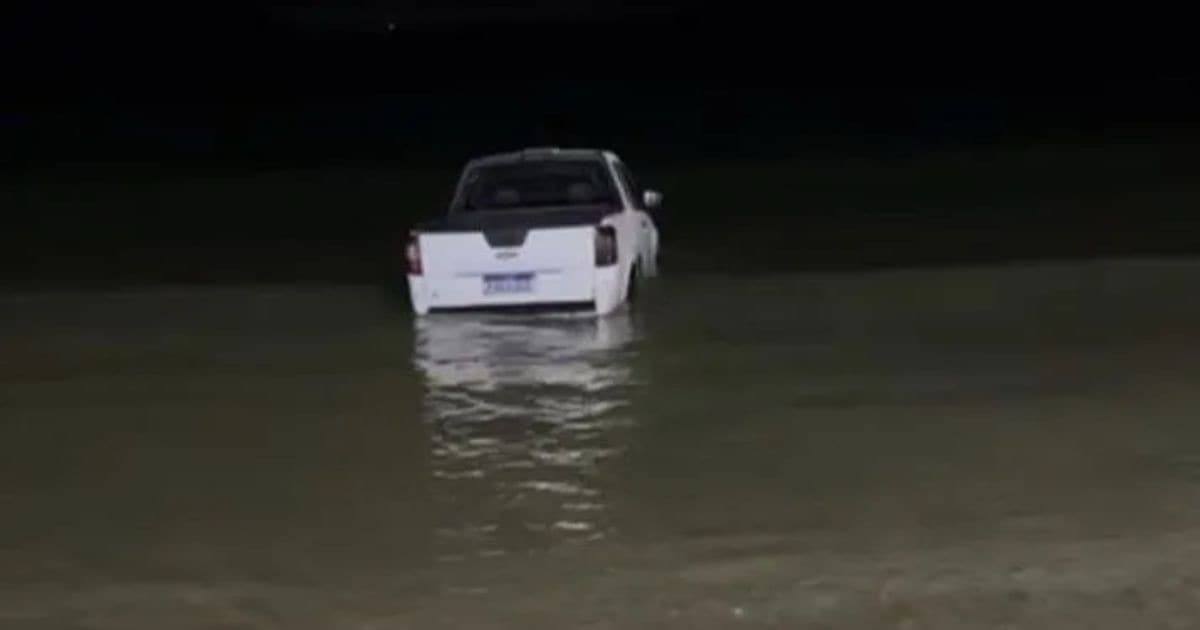 Motorista embriagado invade calçadão e entra com caminhonete no mar em Florianópolis