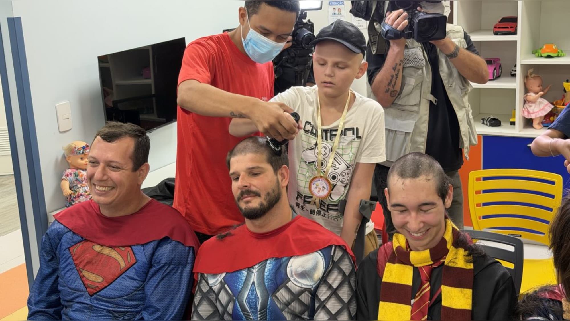 Crianças em tratamento contra o câncer cortam cabelos de super-heróis em SC