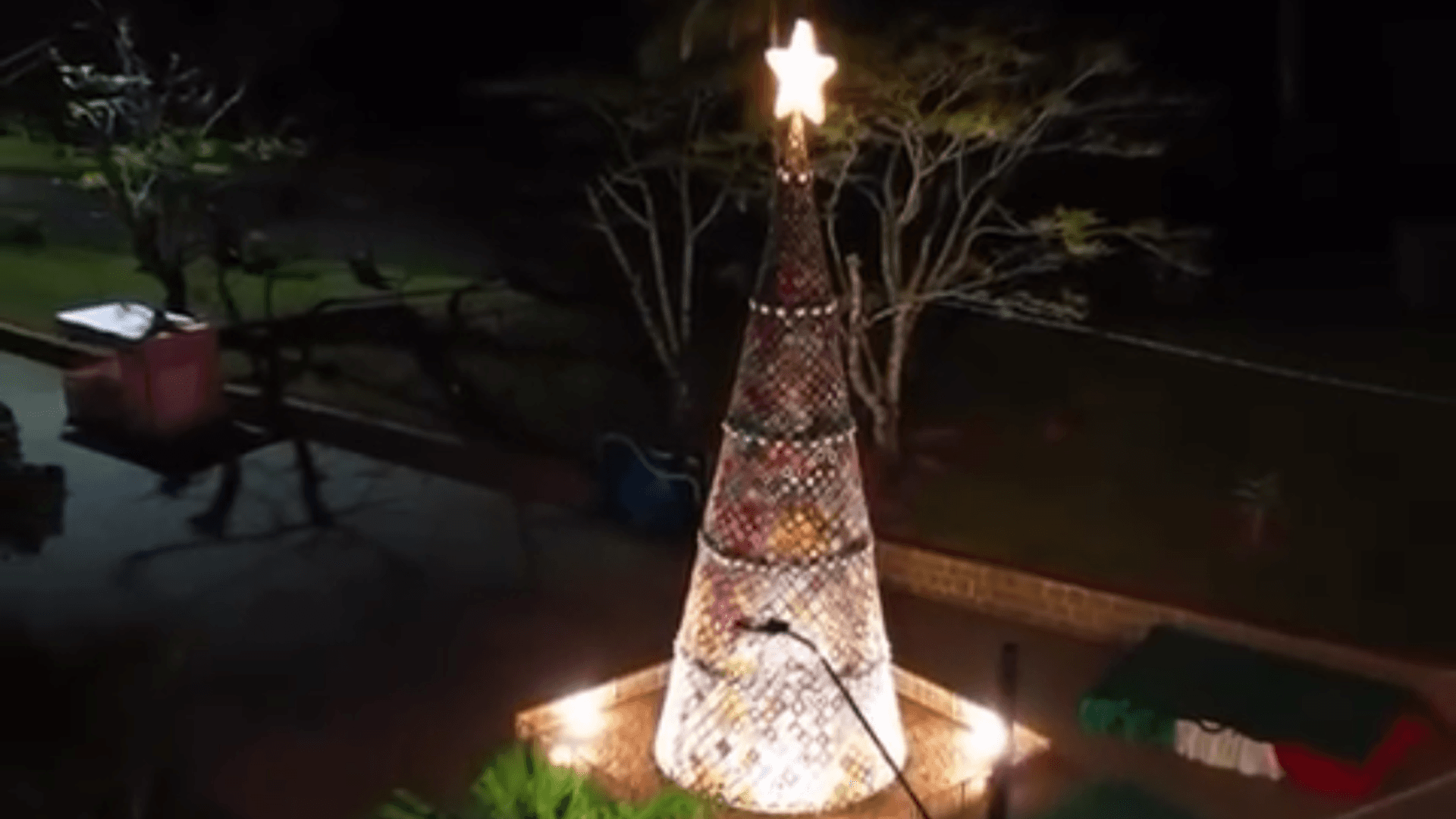 Maior árvore de crochê do Brasil vira atração de Natal em SC