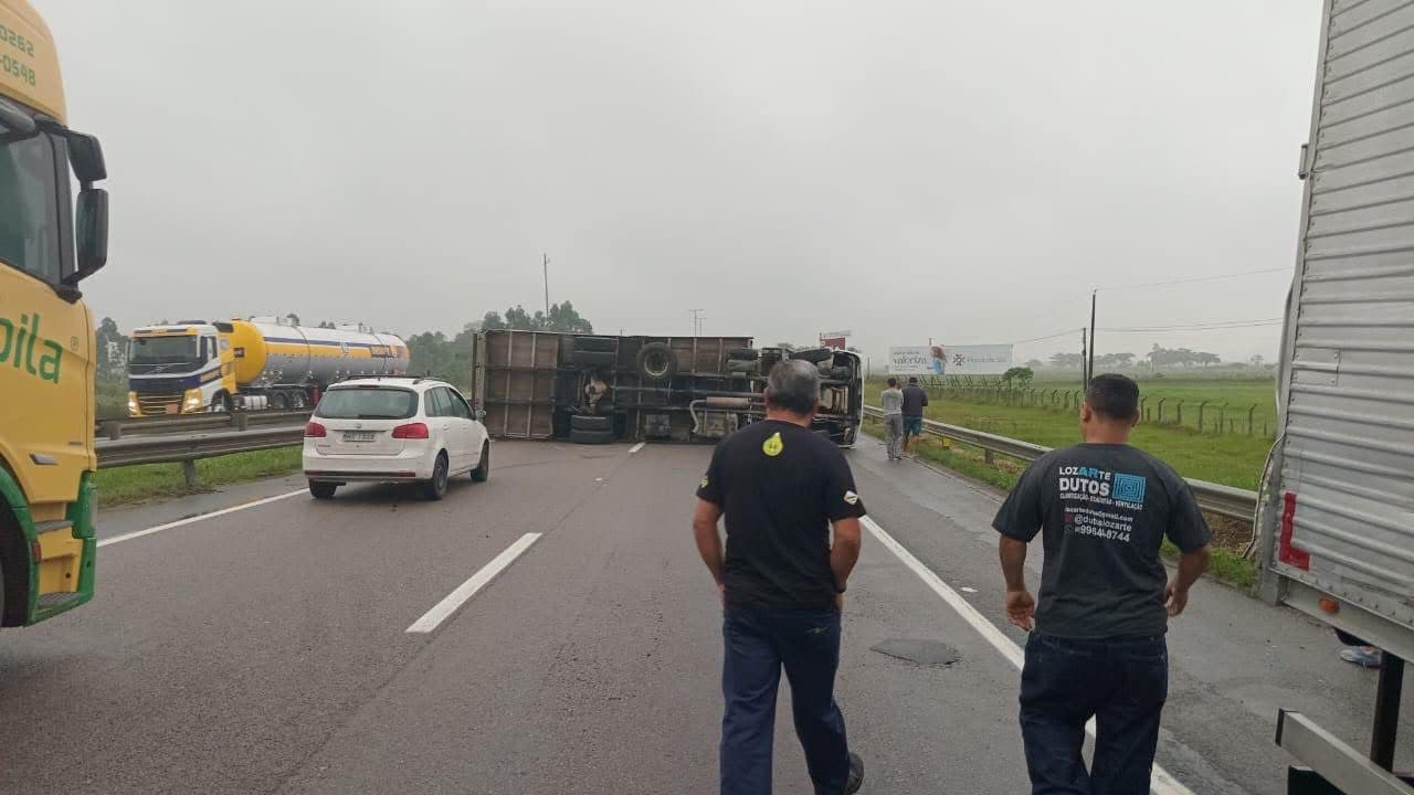 Caminhão tomba em Tijucas e deixa fila quilométrica na BR-101