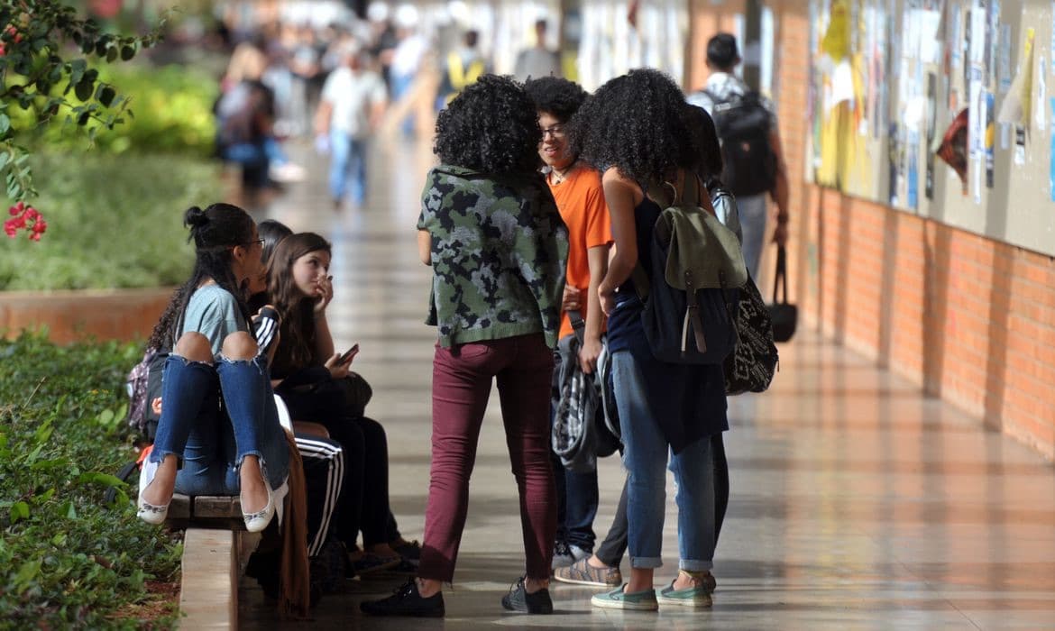 Santa Catarina acaba com cotas para negros, pardos e indigenas em universidades