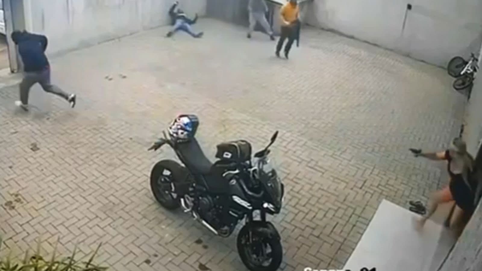 Mulher escapa da morte ao reagir assalto e trocar tiros com criminosos em SC