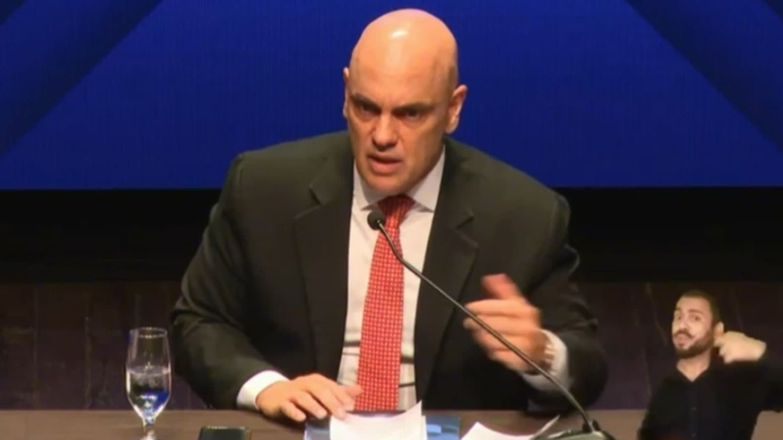 Moraes é aplaudido em Florianópolis ao defender salários “mais dignos” para juízes