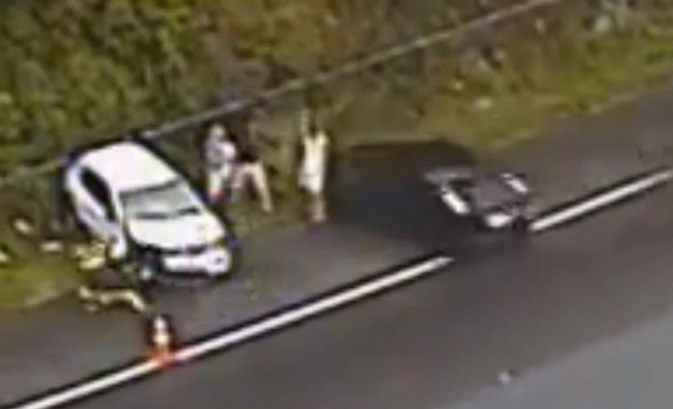 VÍDEO: Policiais são atropelados durante atendimento a acidente na Grande Florianópolis