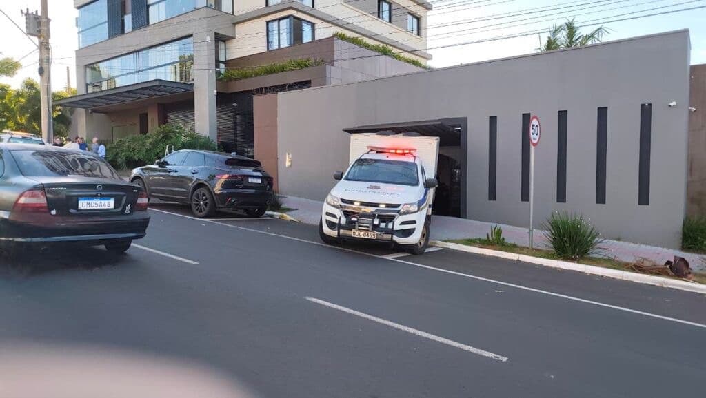 Criminoso invade apartamento com criança em SC, leva tiro do morador e morre após se jogar do prédio
