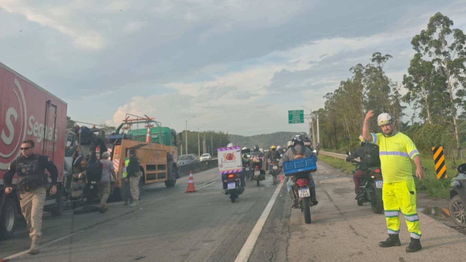 Trânsito é liberado após acidente entre caminhões bloquear a BR-101 na Grande Florianópolis