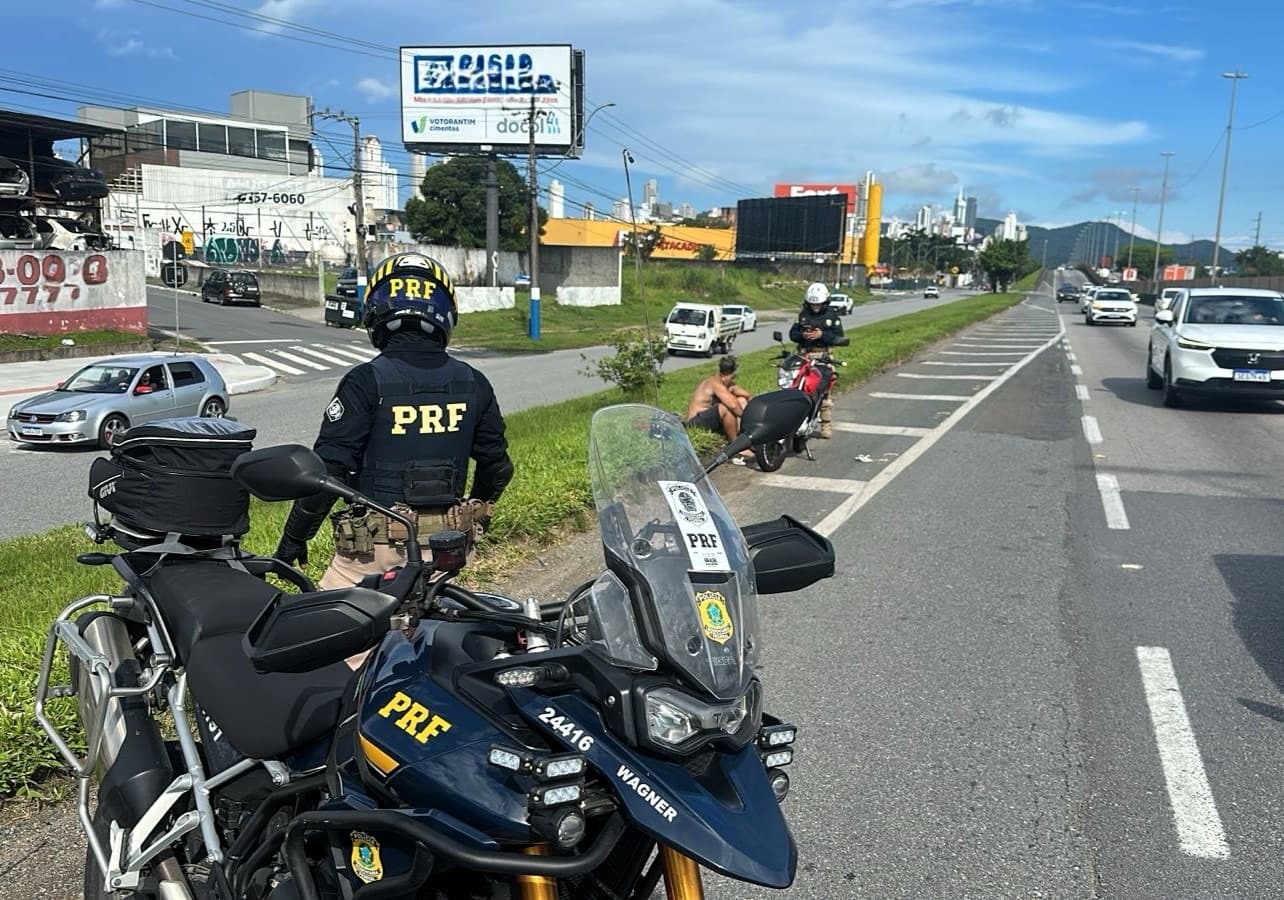 Motociclista “Superman” é interceptado na BR-101 em Balneário Camboriú
