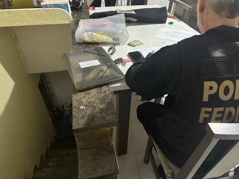 Polícia Federal flagra venda proibida de cigarros eletrônicos e prende comerciante em Gaspar
