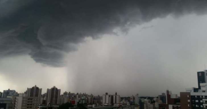 Ciclone extratropical chega ao auge no Sul nesta quarta e provoca ventos de até 120 km/h