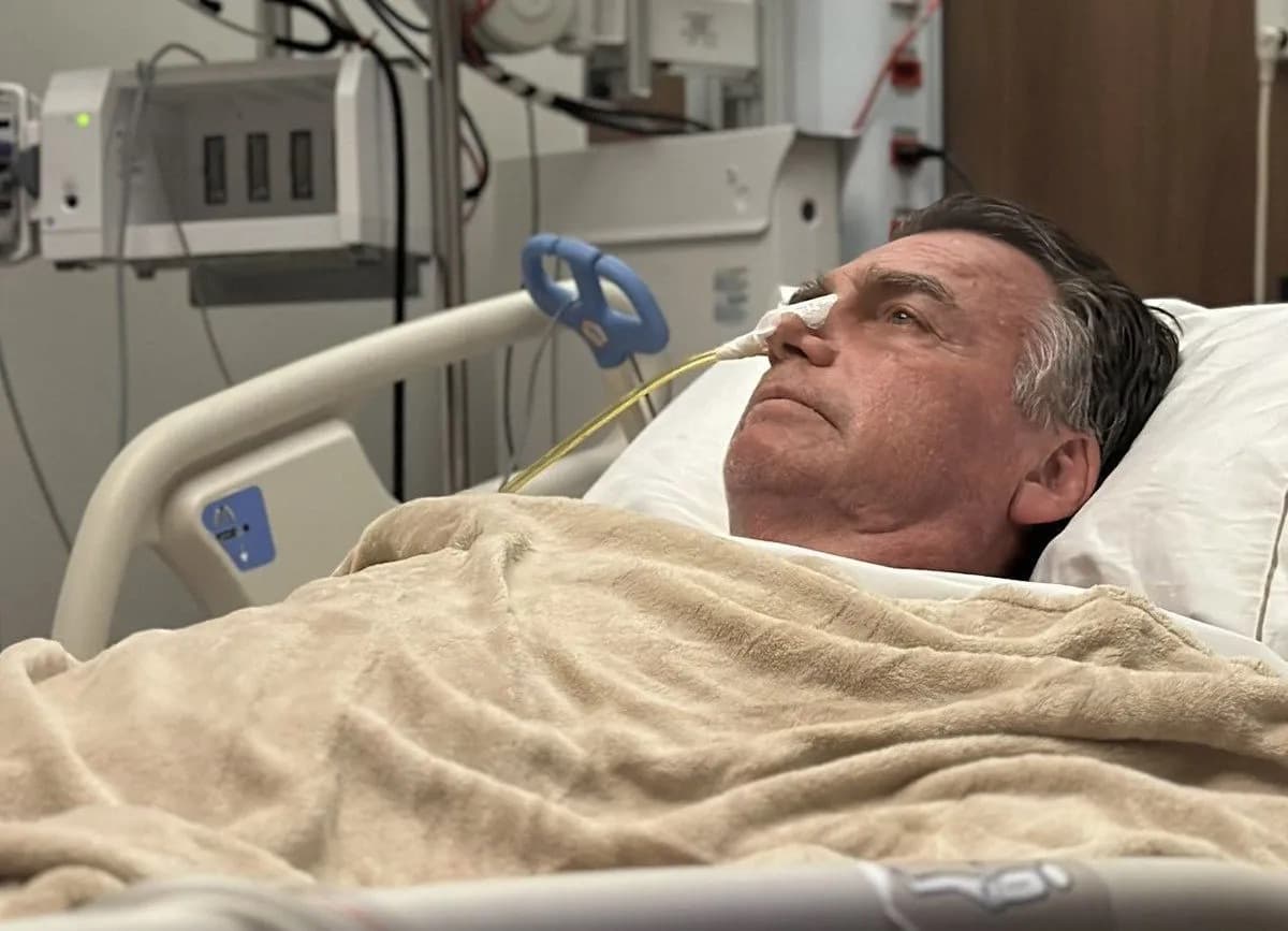Bolsonaro deixa prisão sob escolta da PF para cirurgia em Brasília